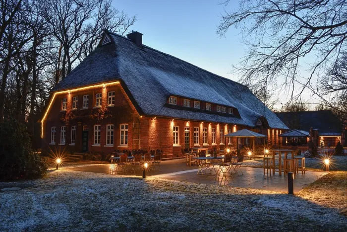 Gerahmter Druck : Thansen Manor, blauer Himmel, Soderstorf Gerahmter Druck : Thansen Manor, blauer Himmel, Soderstorf