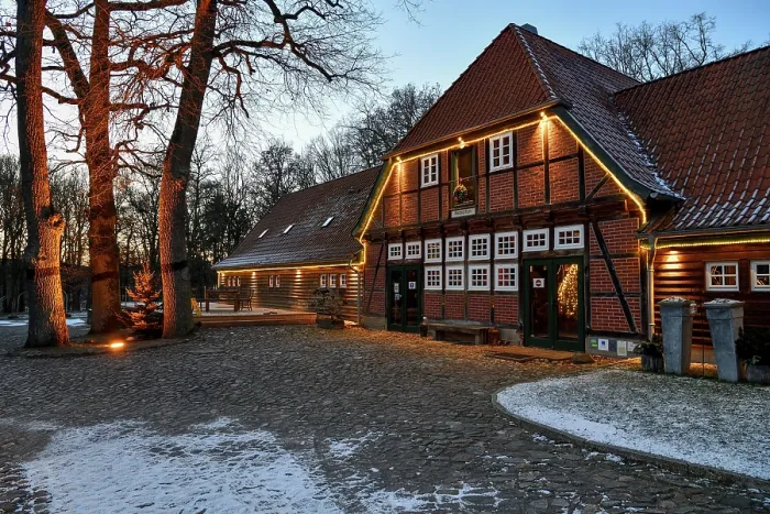 Gerahmter Druck : Thansen Manor, blaue Stunde, Soderstorf Gerahmter Druck : Thansen Manor, blaue Stunde, Soderstorf