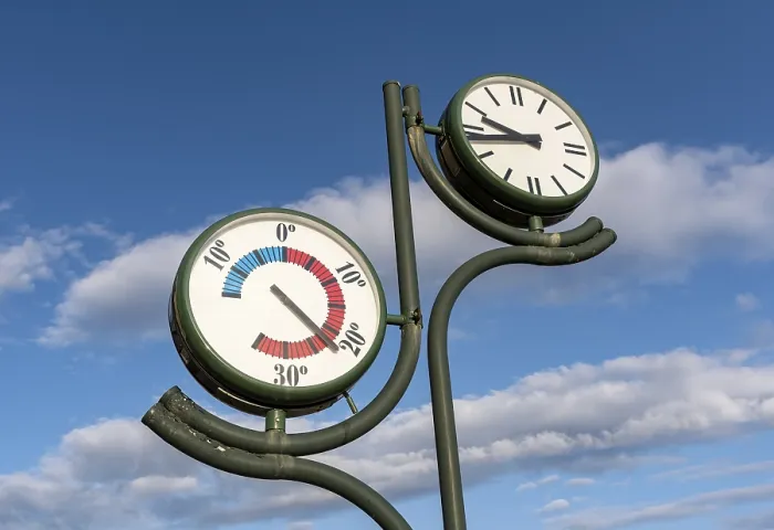 Gerahmter Druck : Thermometer-Uhr an der Strandpromenade Gerahmter Druck : Thermometer-Uhr an der Strandpromenade
