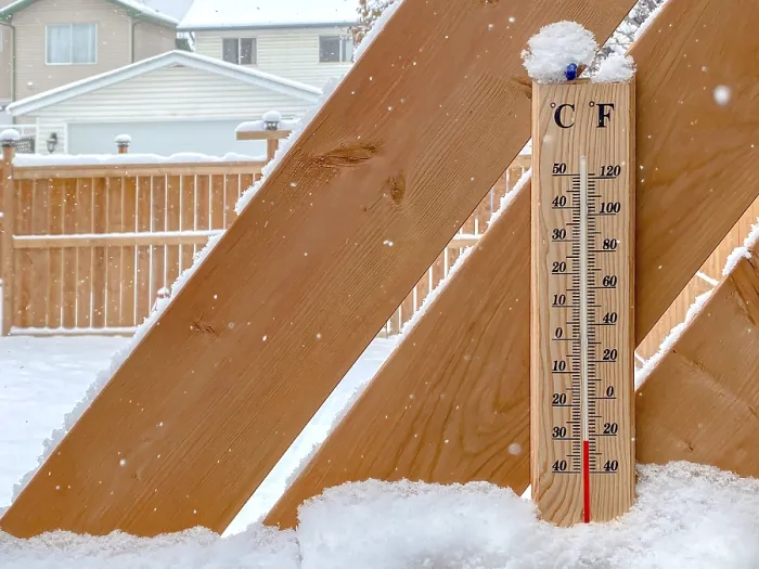 Gerahmter Druck : Ein Thermometer in einem Schneefall mit einer kalten Temperatur. Gerahmter Druck : Ein Thermometer in einem Schneefall mit einer kalten Temperatur.