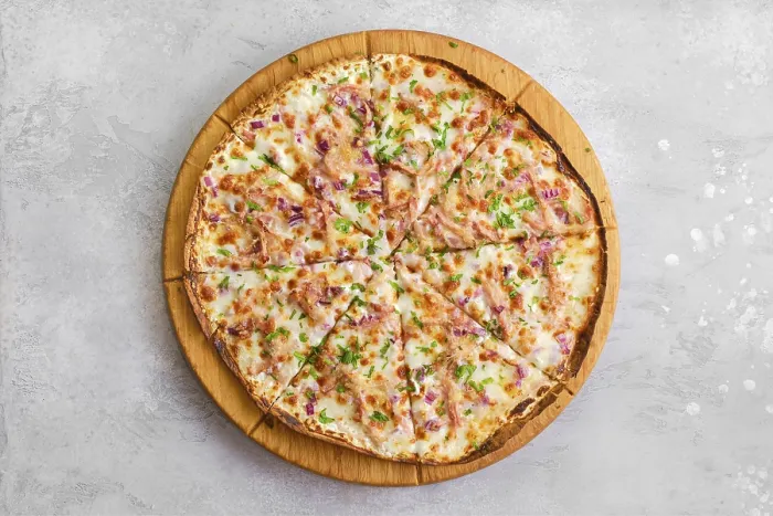 Gerahmter Druck : Dünne-Teig-Pizza mit geräuchertem Rindfleisch Gerahmter Druck : Dünne-Teig-Pizza mit geräuchertem Rindfleisch
