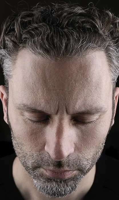 Gerahmter Druck : Denkender Mann mit geschlossenen Augen. Gerahmter Druck : Denkender Mann mit geschlossenen Augen.