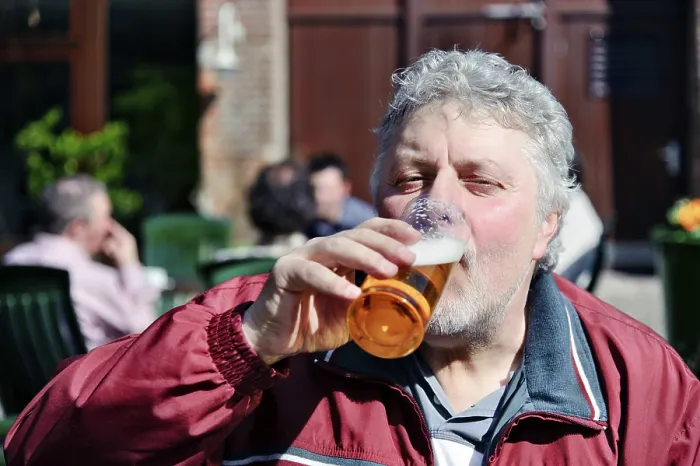 Gerahmter Druck : Dürstiger Mann trinkt ein Bier. Gerahmter Druck : Dürstiger Mann trinkt ein Bier.