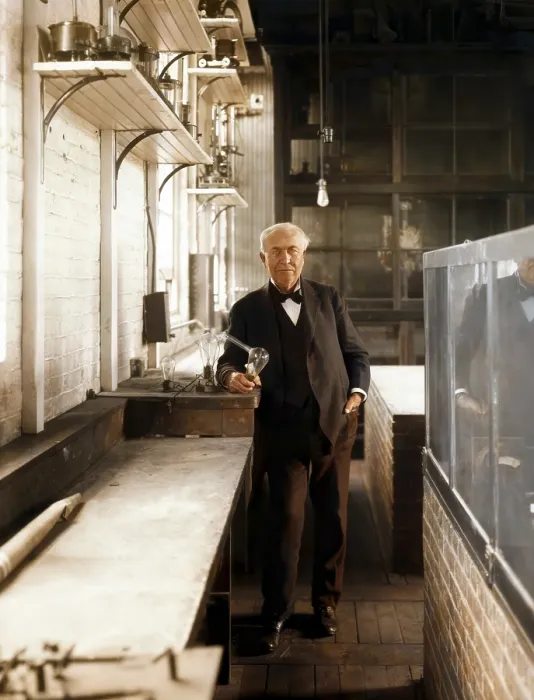 Gerahmter Druck : Thomas Alva Edison mit seinem Glühbirne. Gerahmter Druck : Thomas Alva Edison mit seinem Glühbirne.