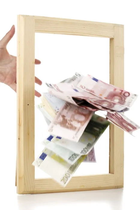 Gerahmter Druck : Mann wirft Geld aus dem Fenster Gerahmter Druck : Mann wirft Geld aus dem Fenster