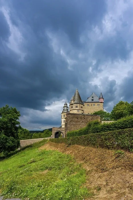 Gerahmter Druck : Donnerwolken über Burresheimer Schloss Gerahmter Druck : Donnerwolken über Burresheimer Schloss