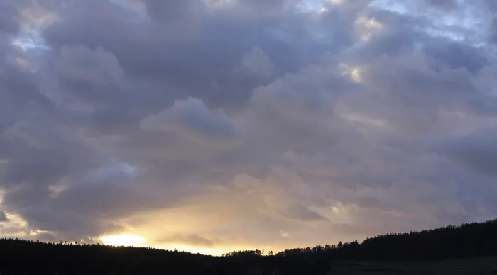 Gerahmter Druck : Donnerwolken über einem dunklen Landschaft. Gerahmter Druck : Donnerwolken über einem dunklen Landschaft.