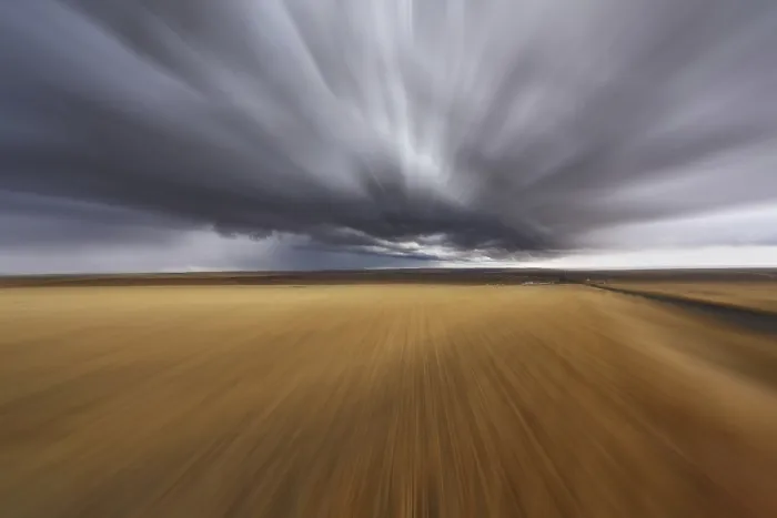 Gerahmter Druck : Donnerwolken über Feldern nach der Ernte. Gerahmter Druck : Donnerwolken über Feldern nach der Ernte.
