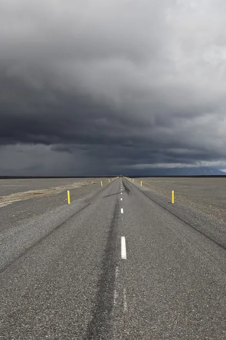 Gerahmter Druck : Donnerwolken bilden sich über einer Autobahn. Gerahmter Druck : Donnerwolken bilden sich über einer Autobahn.