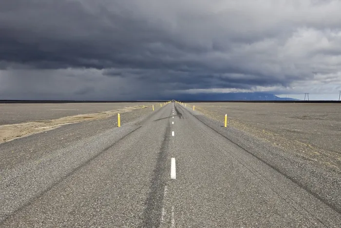 Gerahmter Druck : Donnerwolken bilden sich über einer Autobahn. Gerahmter Druck : Donnerwolken bilden sich über einer Autobahn.