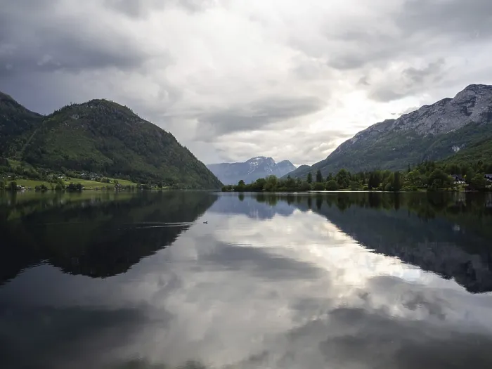 Gerahmter Druck : Donnerwolken spiegeln sich im See. Gerahmter Druck : Donnerwolken spiegeln sich im See.