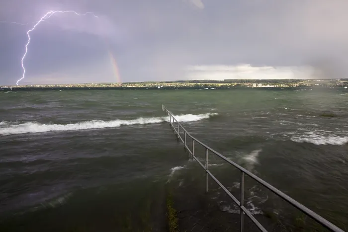 Gerahmter Druck : Sturmtag und Abendlicht auf dem Bodensee. Gerahmter Druck : Sturmtag und Abendlicht auf dem Bodensee.