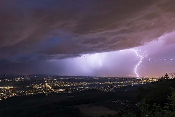 Gerahmter Druck : Donnerwetterblitz über der Stadt Basel. Gerahmter Druck : Donnerwetterblitz über der Stadt Basel.