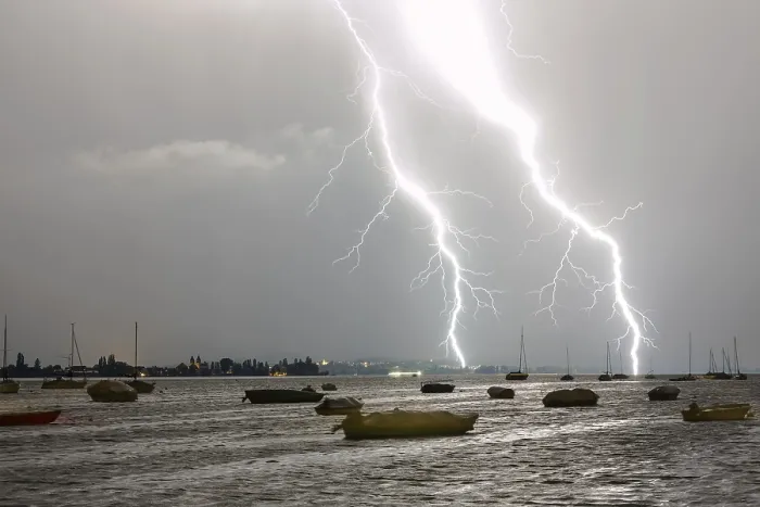 Gerahmter Druck : Sommergewitter mit Blitz, Abendstimmung in Allensbach am Bodensee, Baden-Württemberg, Deutschland Gerahmter Druck : Sommergewitter mit Blitz, Abendstimmung in Allensbach am Bodensee, Baden-Württemberg, Deutschland