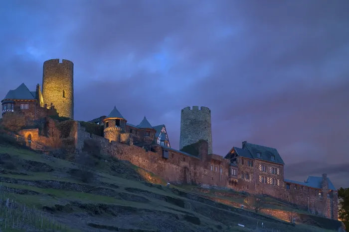 Gerahmter Druck : Ehemaliger Schloss Thurant im Abendlicht. Gerahmter Druck : Ehemaliger Schloss Thurant im Abendlicht.