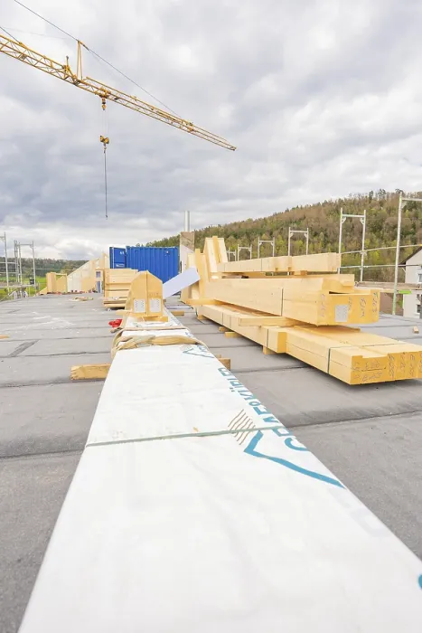 Gerahmter Druck : Holzbau-Baustelle mit sichtbarem Kran. Gerahmter Druck : Holzbau-Baustelle mit sichtbarem Kran.
