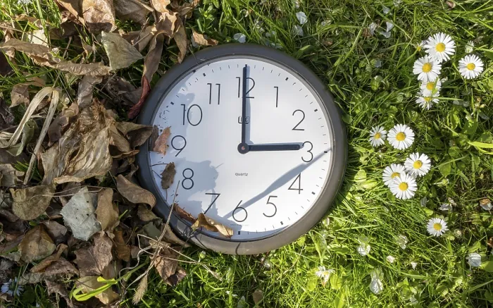 Gerahmter Druck : Zeitwechsel von Winterzeit auf Sommertime. Gerahmter Druck : Zeitwechsel von Winterzeit auf Sommertime.