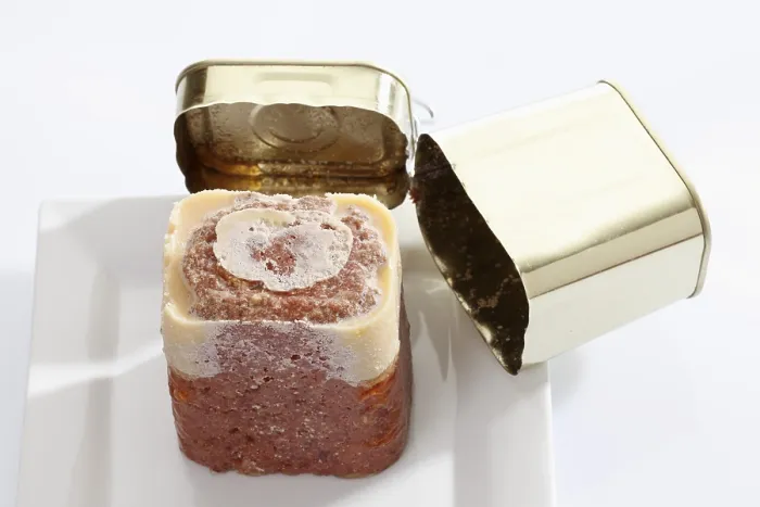 Gerahmter Druck : Dose Corned Beef auf einem Teller. Gerahmter Druck : Dose Corned Beef auf einem Teller.