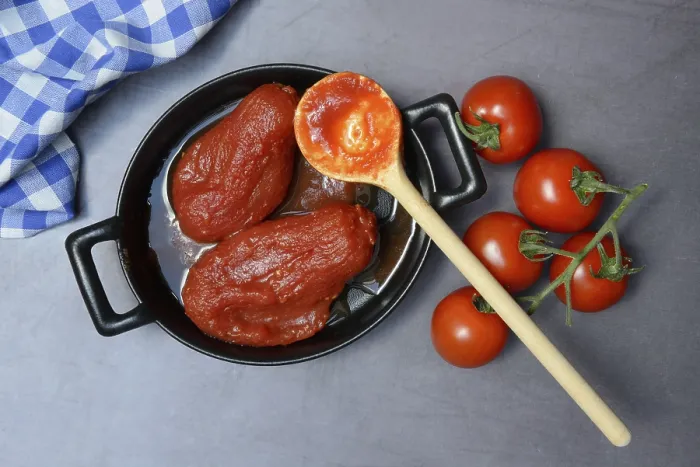 Gerahmter Druck : Ganze Dosen Tomaten in einem Topf. Gerahmter Druck : Ganze Dosen Tomaten in einem Topf.