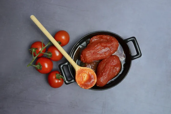 Gerahmter Druck : Ganze Dosen Tomaten in einem Topf. Gerahmter Druck : Ganze Dosen Tomaten in einem Topf.
