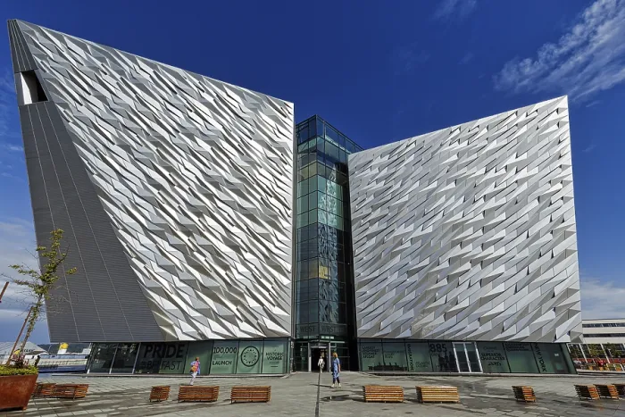 Gerahmter Druck : Titanic Belfast Besucherzentrum Gerahmter Druck : Titanic Belfast Besucherzentrum
