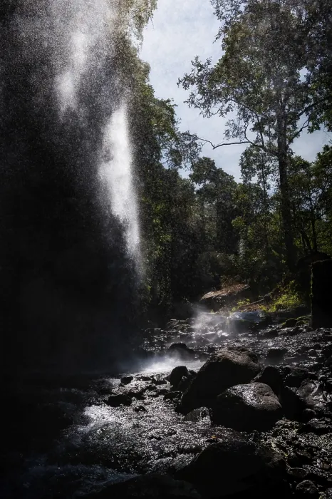 Gerahmter Druck : Tiu Kelep-Wasserfall in Lichtreflexion. Gerahmter Druck : Tiu Kelep-Wasserfall in Lichtreflexion.