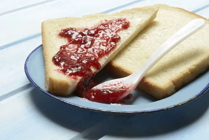 Gerahmter Druck : Toast mit Himbeermarmelade auf einem Teller, Frühstück. Gerahmter Druck : Toast mit Himbeermarmelade auf einem Teller, Frühstück.