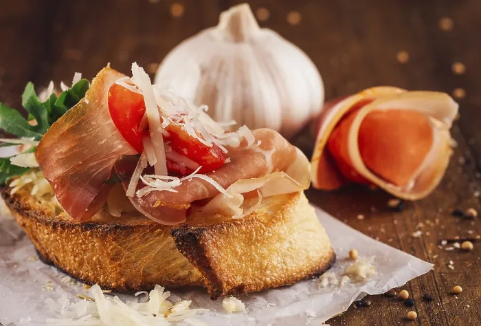 Gerahmter Druck : Gekocheltes Brotstück mit Prosciutto. Gerahmter Druck : Gekocheltes Brotstück mit Prosciutto.
