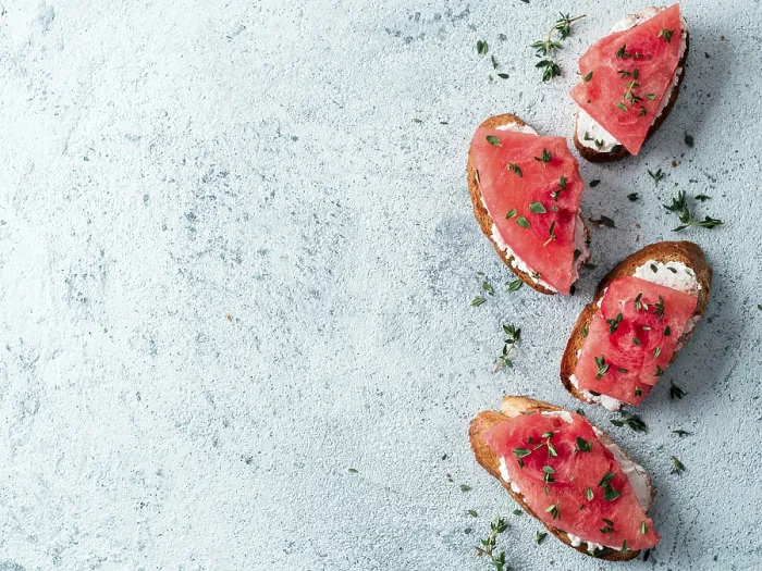 Gerahmter Druck : Toasts mit weichem Käse und Wassmelone Gerahmter Druck : Toasts mit weichem Käse und Wassmelone