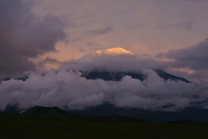 Gerahmter Druck : Tolbachik-Vulkan unter Wolken.