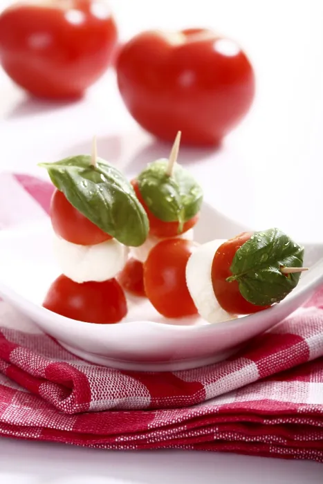 Gerahmter Druck : Tomaten-Mozzarella-Sticks mit Basilikum Gerahmter Druck : Tomaten-Mozzarella-Sticks mit Basilikum