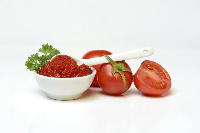 Gerahmter Druck : Tomatenmark in Schüssel und Löffel. Gerahmter Druck : Tomatenmark in Schüssel und Löffel.