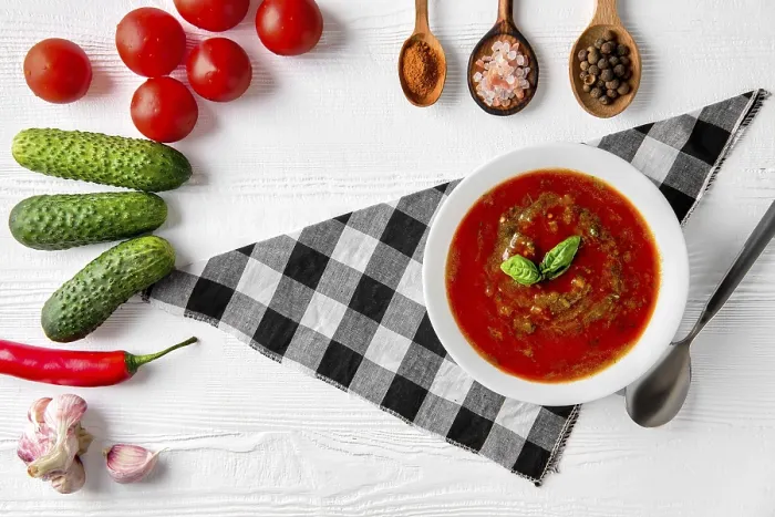 Gerahmter Druck : Tomaten-Suppe mit Basilikum, Pfeffer. Gerahmter Druck : Tomaten-Suppe mit Basilikum, Pfeffer.