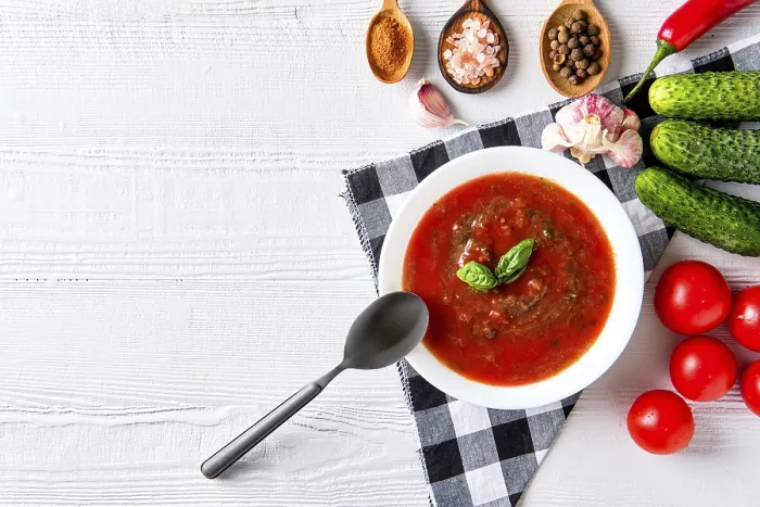 Gerahmter Druck : Tomatensuppe mit Basilikum, Pfeffer. Gerahmter Druck : Tomatensuppe mit Basilikum, Pfeffer.
