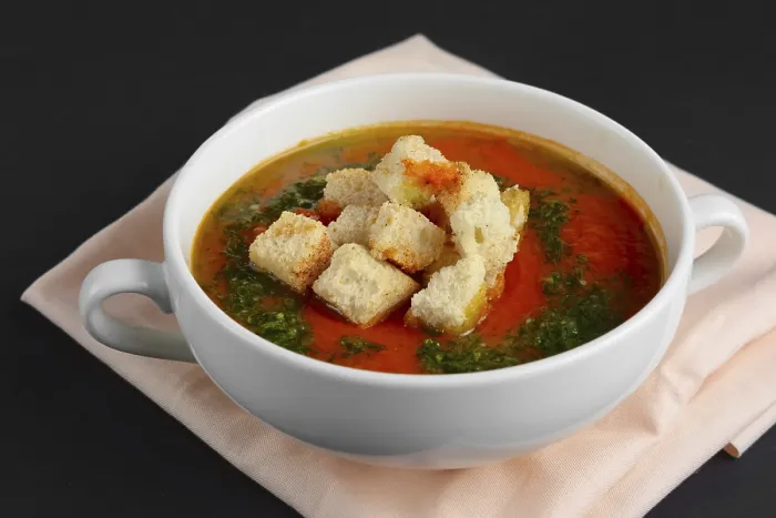 Gerahmter Druck : Tomaten-Suppe mit Crackern Gerahmter Druck : Tomaten-Suppe mit Crackern