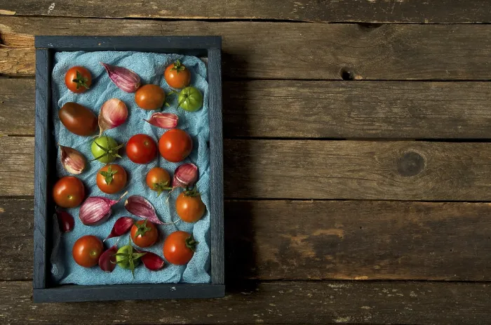 Gerahmter Druck : Tomaten im Hintergrund. Tomaten. Gerahmter Druck : Tomaten im Hintergrund. Tomaten.