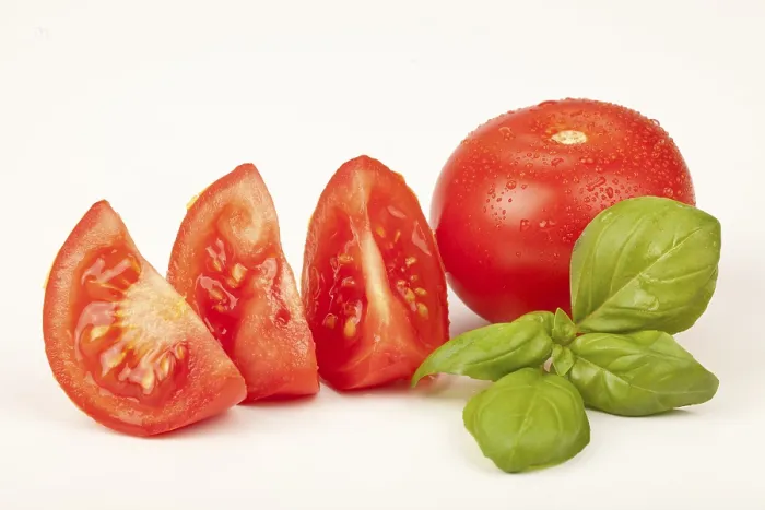 Gerahmter Druck : Tomaten mit Basilikum. Gerahmter Druck : Tomaten mit Basilikum.