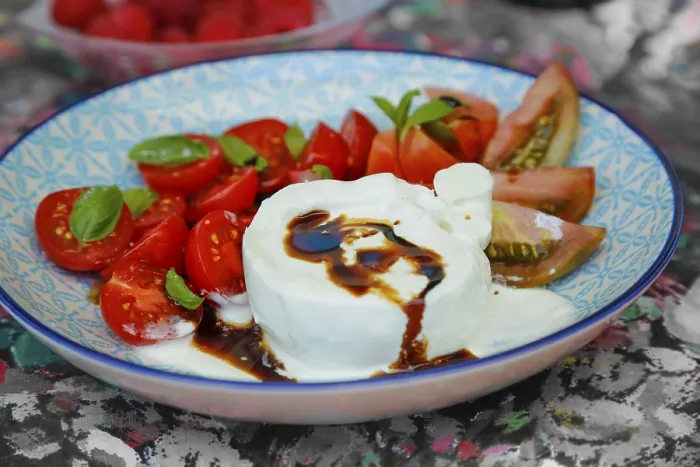 Gerahmter Druck : Tomaten mit Basilikum und Buffalo-Mozzarella. Gerahmter Druck : Tomaten mit Basilikum und Buffalo-Mozzarella.