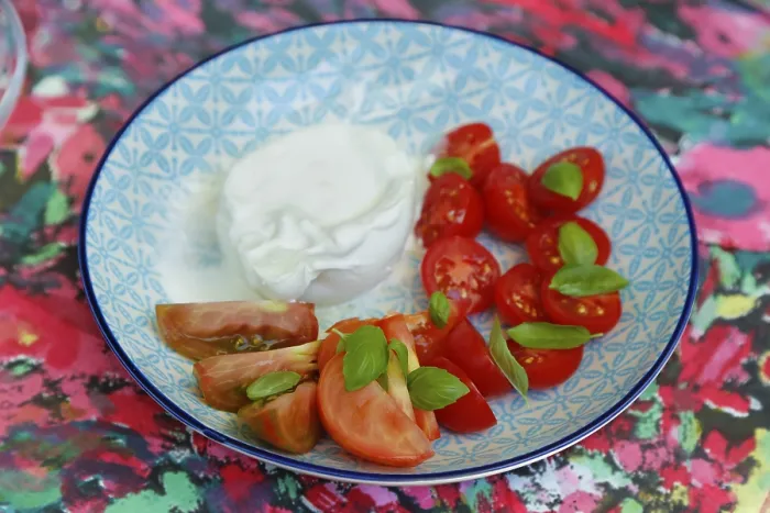 Gerahmter Druck : Tomaten mit Basilikum und Buffalo-Mozzarella. Gerahmter Druck : Tomaten mit Basilikum und Buffalo-Mozzarella.