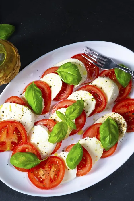 Gerahmter Druck : Tomaten mit Mozzarella und Basilikum. Gerahmter Druck : Tomaten mit Mozzarella und Basilikum.