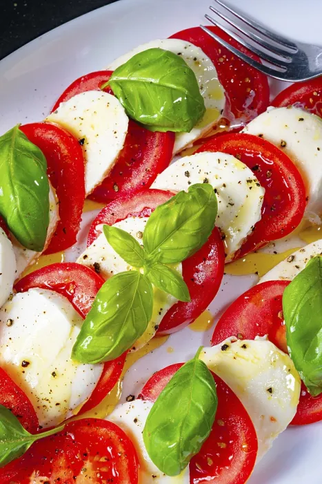 Gerahmter Druck : Tomaten mit Mozzarella und Basilikum. Gerahmter Druck : Tomaten mit Mozzarella und Basilikum.