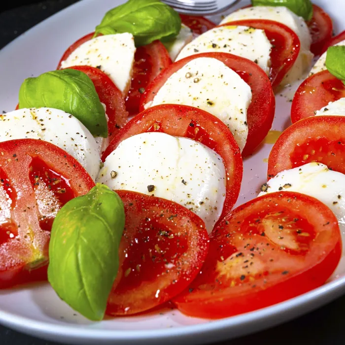 Gerahmter Druck : Tomaten mit Mozzarella und Basilikum. Gerahmter Druck : Tomaten mit Mozzarella und Basilikum.