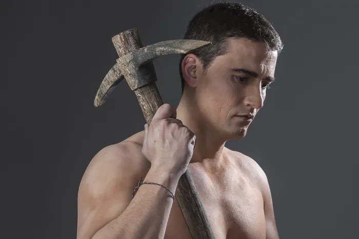 Gerahmter Druck : Werkzeug, Portrait eines Bauarbeiters mit Pickel. Gerahmter Druck : Werkzeug, Portrait eines Bauarbeiters mit Pickel.