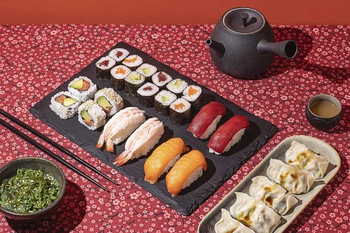 Gerahmter Druck : Oben-durchschnittlicher Blick auf ein elegantes Sushi-Dinner.
