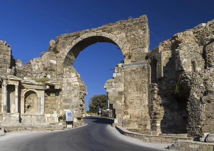 Gerahmter Druck : Tor des Vespasian, Side, Türkei Gerahmter Druck : Tor des Vespasian, Side, Türkei