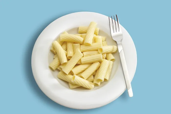 Gerahmter Druck : Toritiglioni auf einem Teller mit einer Gabel. Gerahmter Druck : Toritiglioni auf einem Teller mit einer Gabel.