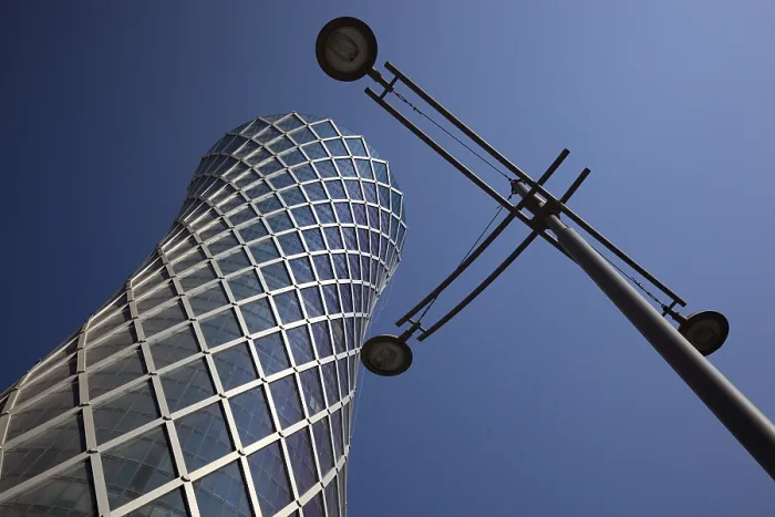 Gerahmter Druck : Die Tornado-Tower, auch QIPCO Tower. Gerahmter Druck : Die Tornado-Tower, auch QIPCO Tower.