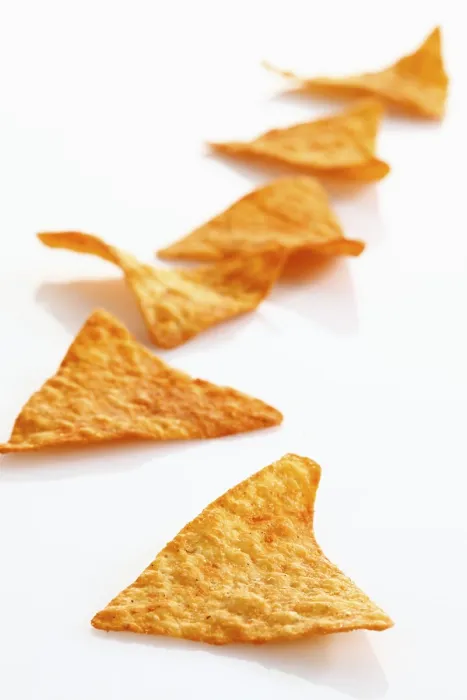 Gerahmter Druck : Tortillachips in Reihe. Gerahmter Druck : Tortillachips in Reihe.