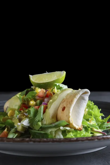 Gerahmter Druck : Tostada mit Rindfleisch, bestreut mit Pfeffer. Gerahmter Druck : Tostada mit Rindfleisch, bestreut mit Pfeffer.