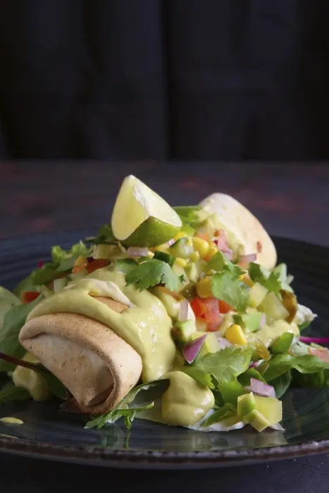 Gerahmter Druck : Tostada mit Rindfleisch, bestreut mit Pfeffer. Gerahmter Druck : Tostada mit Rindfleisch, bestreut mit Pfeffer.